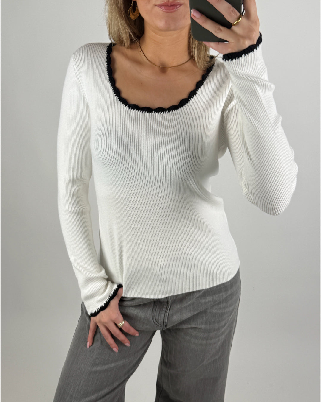 Modelbillede af hvid ELLA bluse. Set forfra. Fra BySofieSønderby