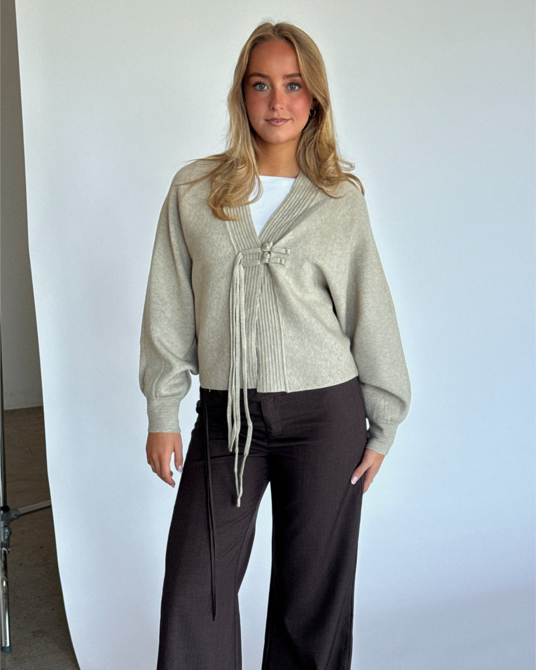 Modelbillede af ELLIOT strik cardigan i beige. Fra BySofieSønderby