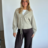 Modelbillede af ELLIOT strik cardigan i beige. Fra BySofieSønderby