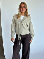 Modelbillede af ELLIOT strik cardigan i beige. Fra BySofieSønderby