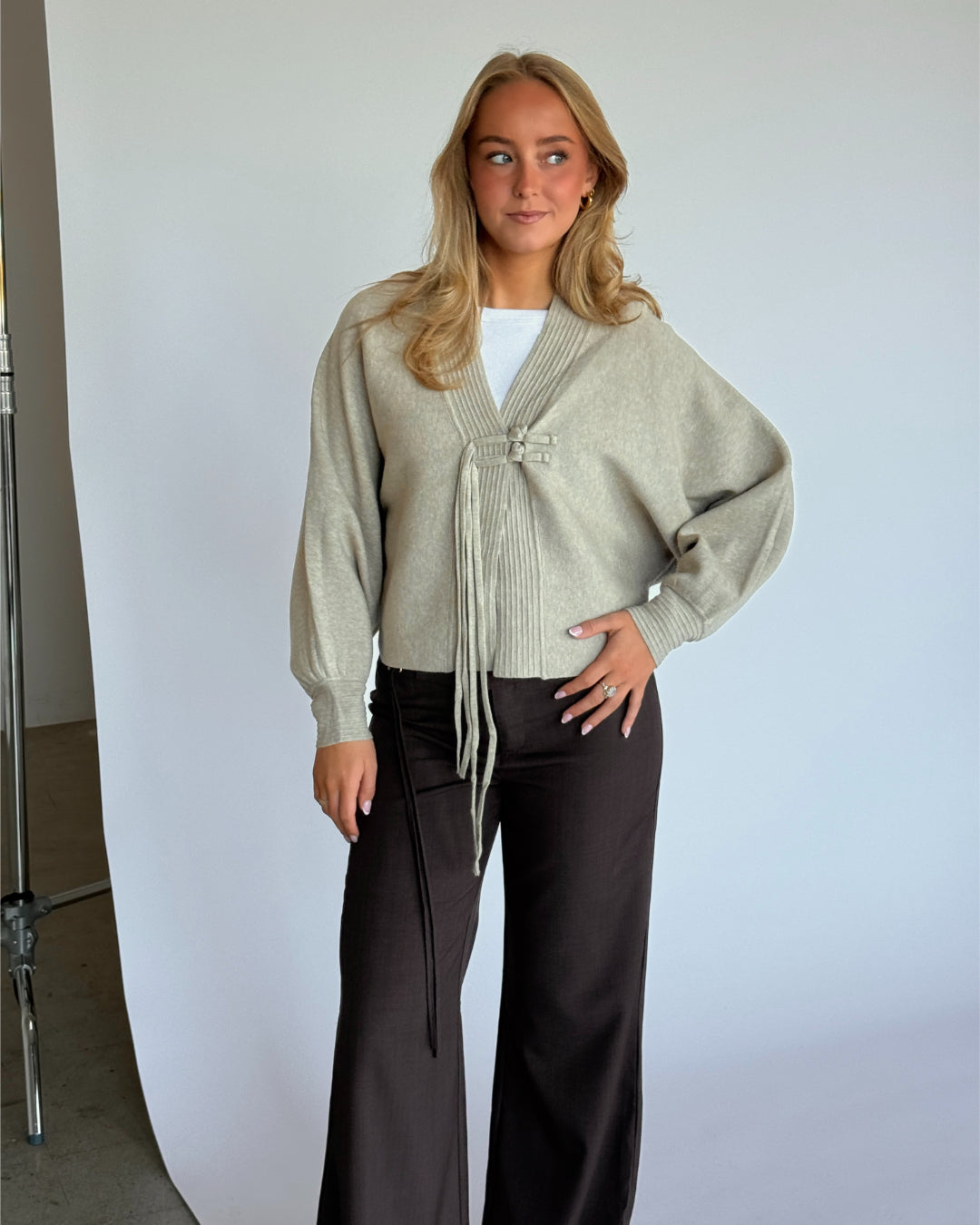 Modelbillede af ELLIOT strik cardigan i beige. Fra BySofieSønderby