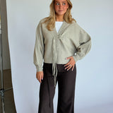 Modelbillede af ELLIOT strik cardigan i beige. Fra BySofieSønderby