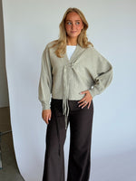 Modelbillede af ELLIOT strik cardigan i beige. Fra BySofieSønderby