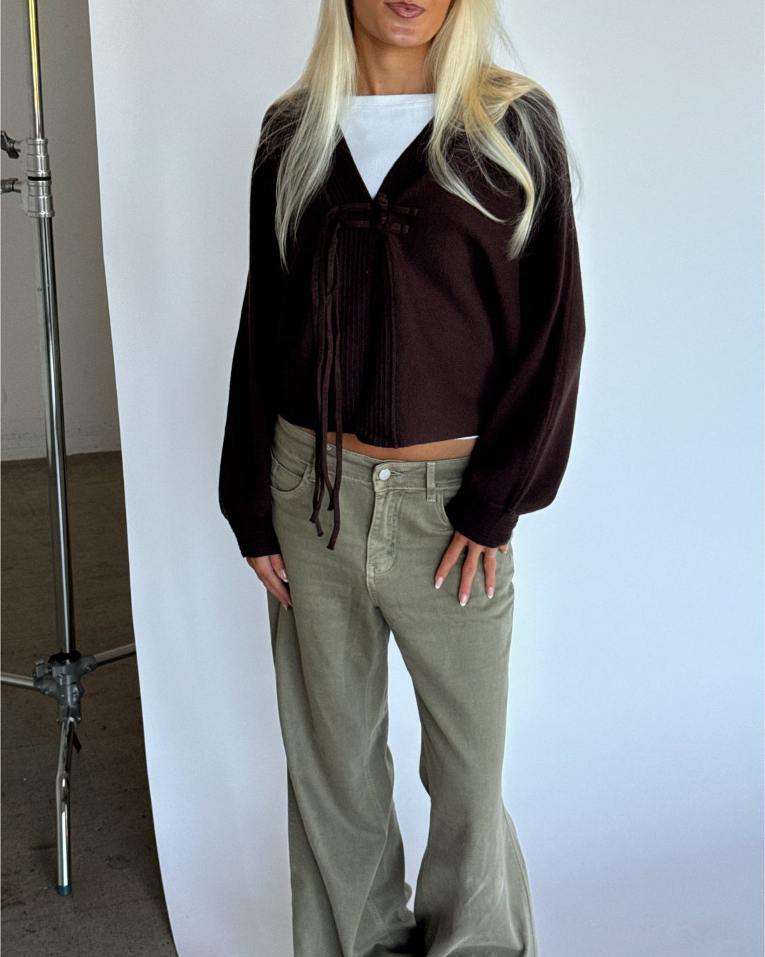 Modelbillede af ELLIOT strik cardigan i brun. Fra BySofieSønderby