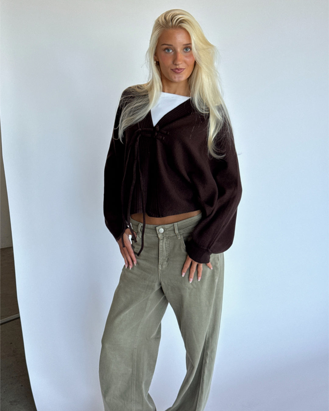 Modelbillede af ELLIOT strik cardigan i brun. Fra BySofieSønderby