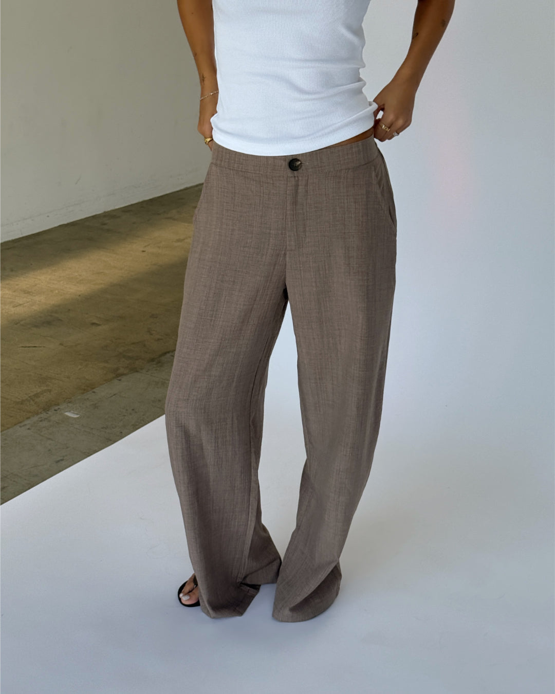 Modelbillede af ELLIOT wide leg bukser, sand. Fra BySofieSønderby