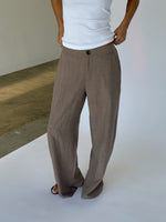 Modelbillede af ELLIOT wide leg bukser, sand. Fra BySofieSønderby