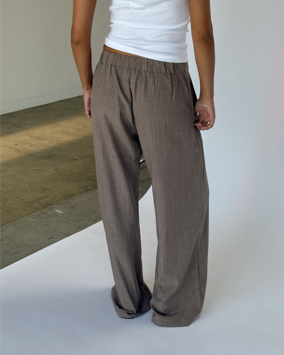 Modelbillede af ELLIOT wide leg bukser, sand. Fra BySofieSønderby