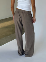 Modelbillede af ELLIOT wide leg bukser, sand. Fra BySofieSønderby