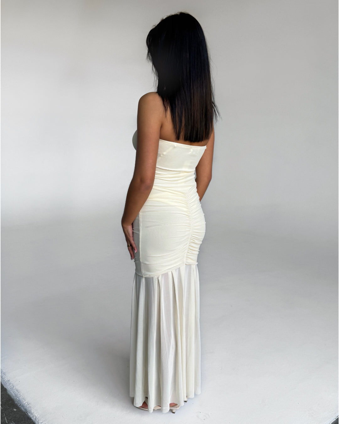 Modelfoto af pige i gul EMELIA off-shoulder kjole. Kjolen har flere detaljer. Pigen er set bagfra. Alt er fra BySofieSønderby