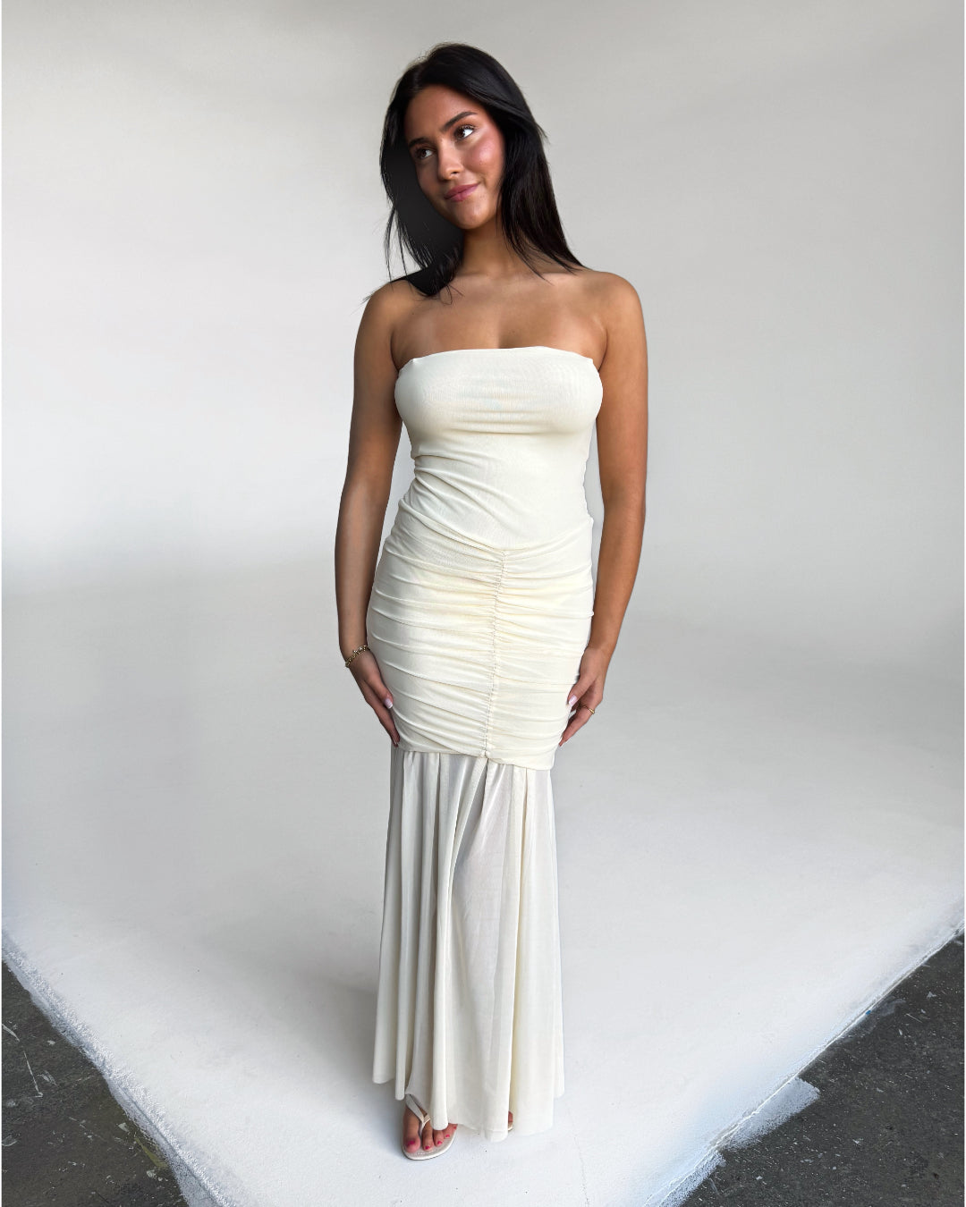 Modelfoto af pige i gul EMELIA off-shoulder kjole. Kjolen har flere detaljer.  Alt er fra BySofieSønderby
