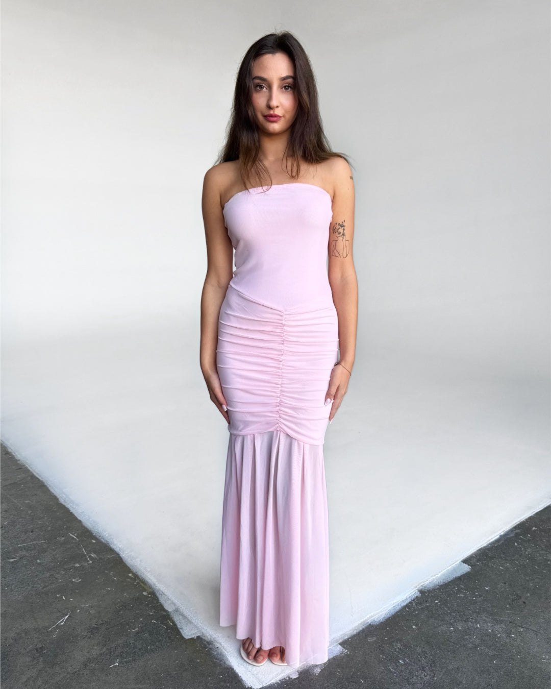 Modelfoto af pige i lyserød EMELIA off-shoulder kjole. Kjolen har flere detaljer. Alt er fra BySofieSønderby