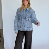 Modelbillede af EMMA jakke i denim. Fra BySofieSønderby