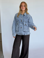 Modelbillede af EMMA jakke i denim. Fra BySofieSønderby