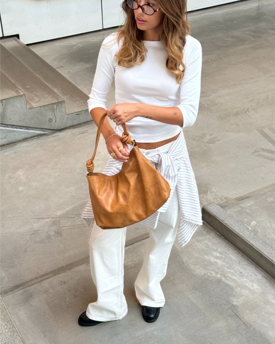 Modelbillede af EMMY skuldertaske, camel. Fra BySofieSønderby
