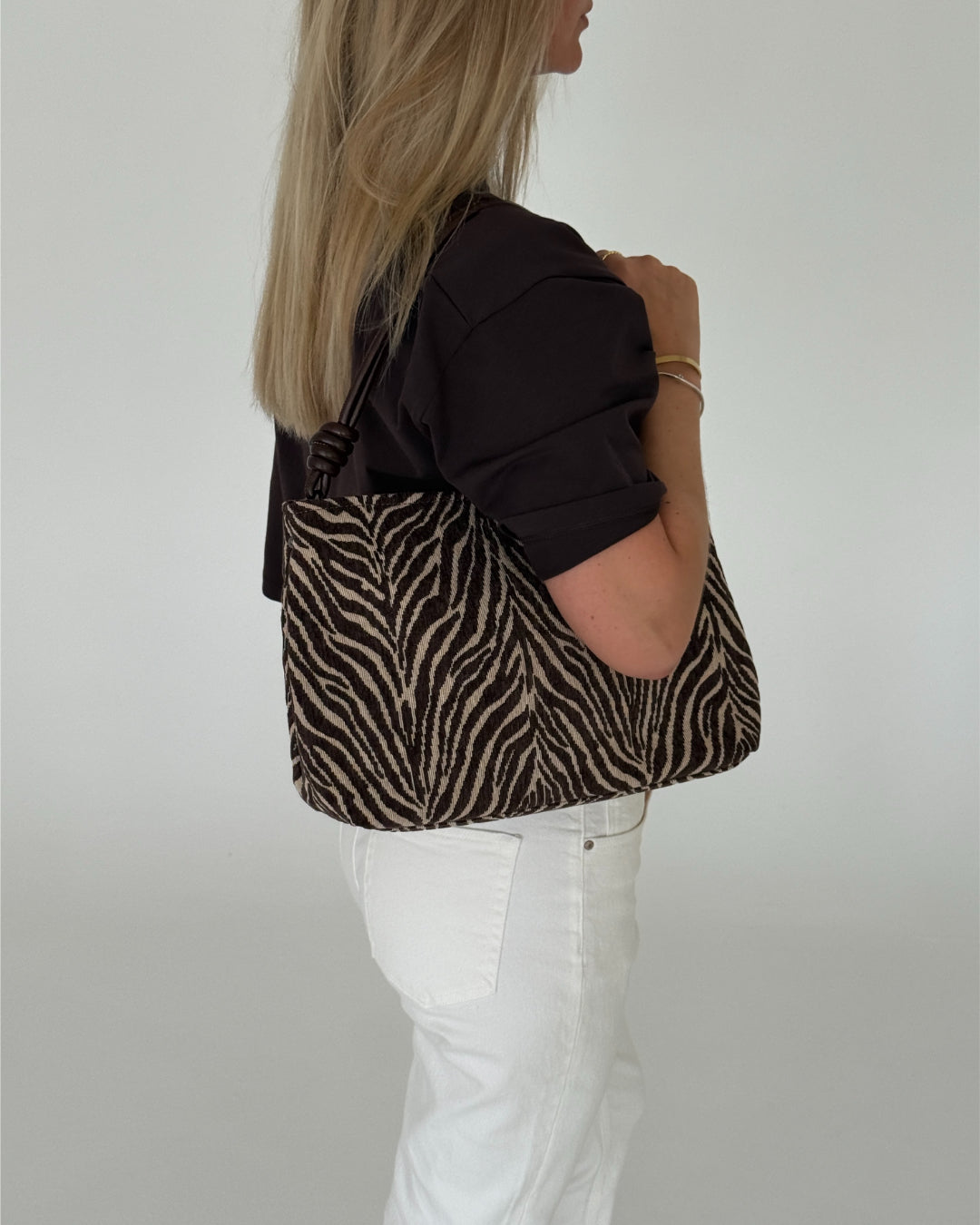Modelbillede af EMMY skuldertaske, zebra. Fra BySofieSønderby