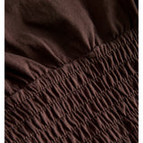 Detaljebillede af brun EVELYN smock top. Fra BySofieSønderby