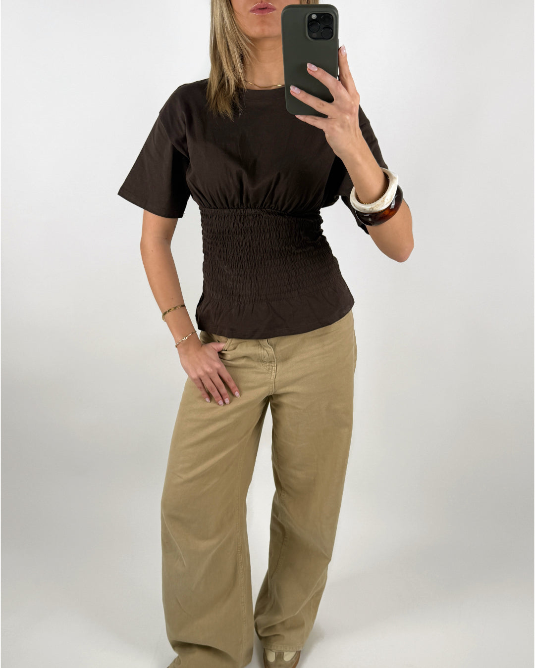Stemningsbillede af pige der bærer en brun EVELYN smock t-shirt. Fra BySofieSønderby