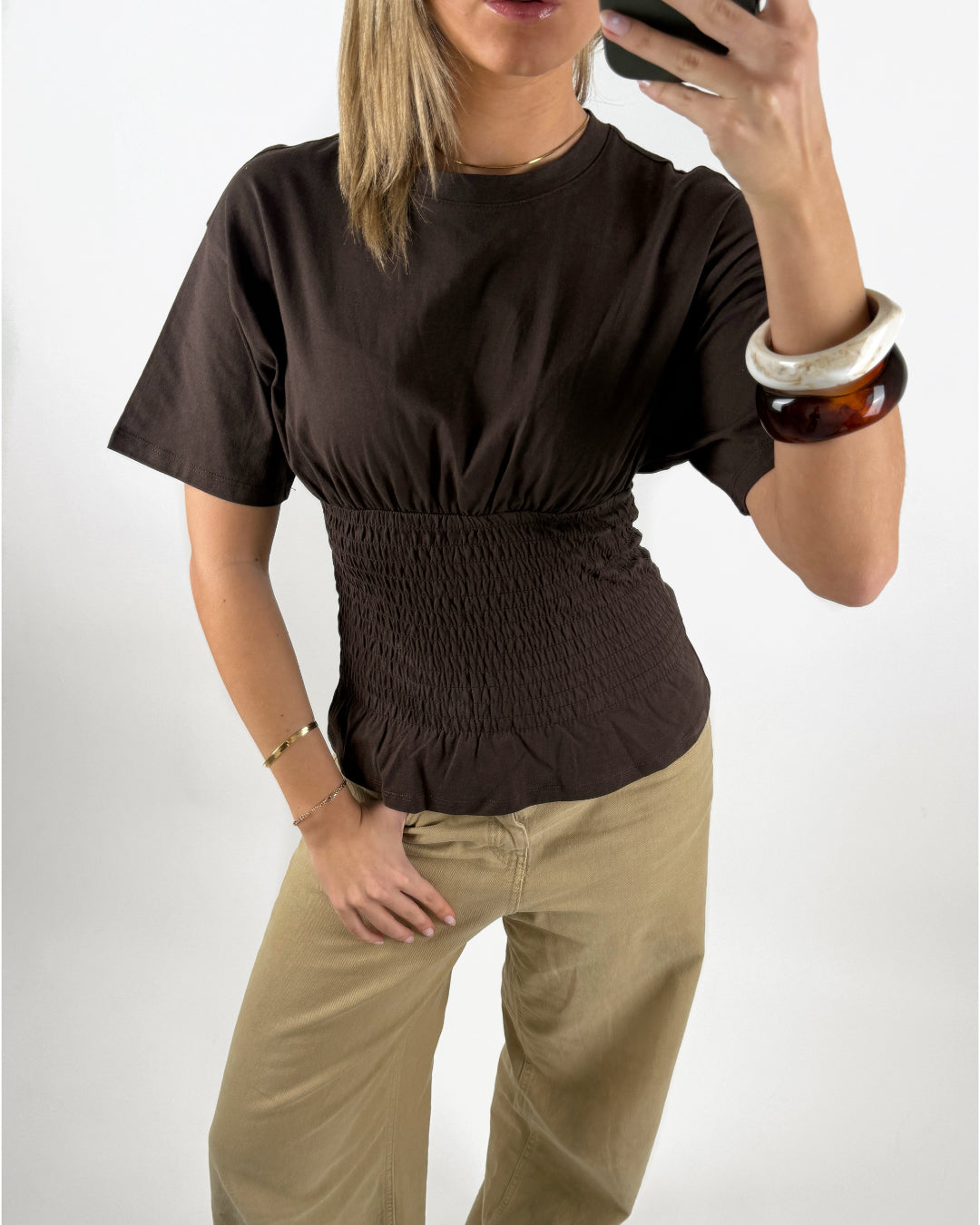 Stemningsbillede af pige der bærer en brun EVELYN smock t-shirt. Fra BySofieSønderby