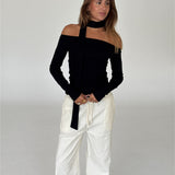 Modelbillede af FEO off shoulder bluse, sort og ELLEN bukser, creme. Begge fra BySofieSønderby