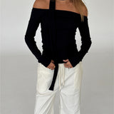 Modelbillede af FEO off shoulder bluse, sort og ELLEN bukser, creme. Begge fra BySofieSønderby