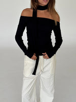 Modelbillede af FEO off shoulder bluse, sort og ELLEN bukser, creme. Begge fra BySofieSønderby