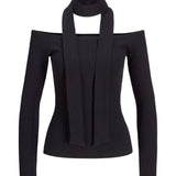 Produktfoto af FEO off shoulder bluse, sort. Baggrund er hvid. Fra BySofieSønderby