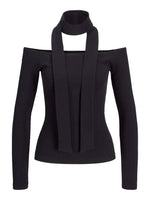 Produktfoto af FEO off shoulder bluse, sort. Baggrund er hvid. Fra BySofieSønderby