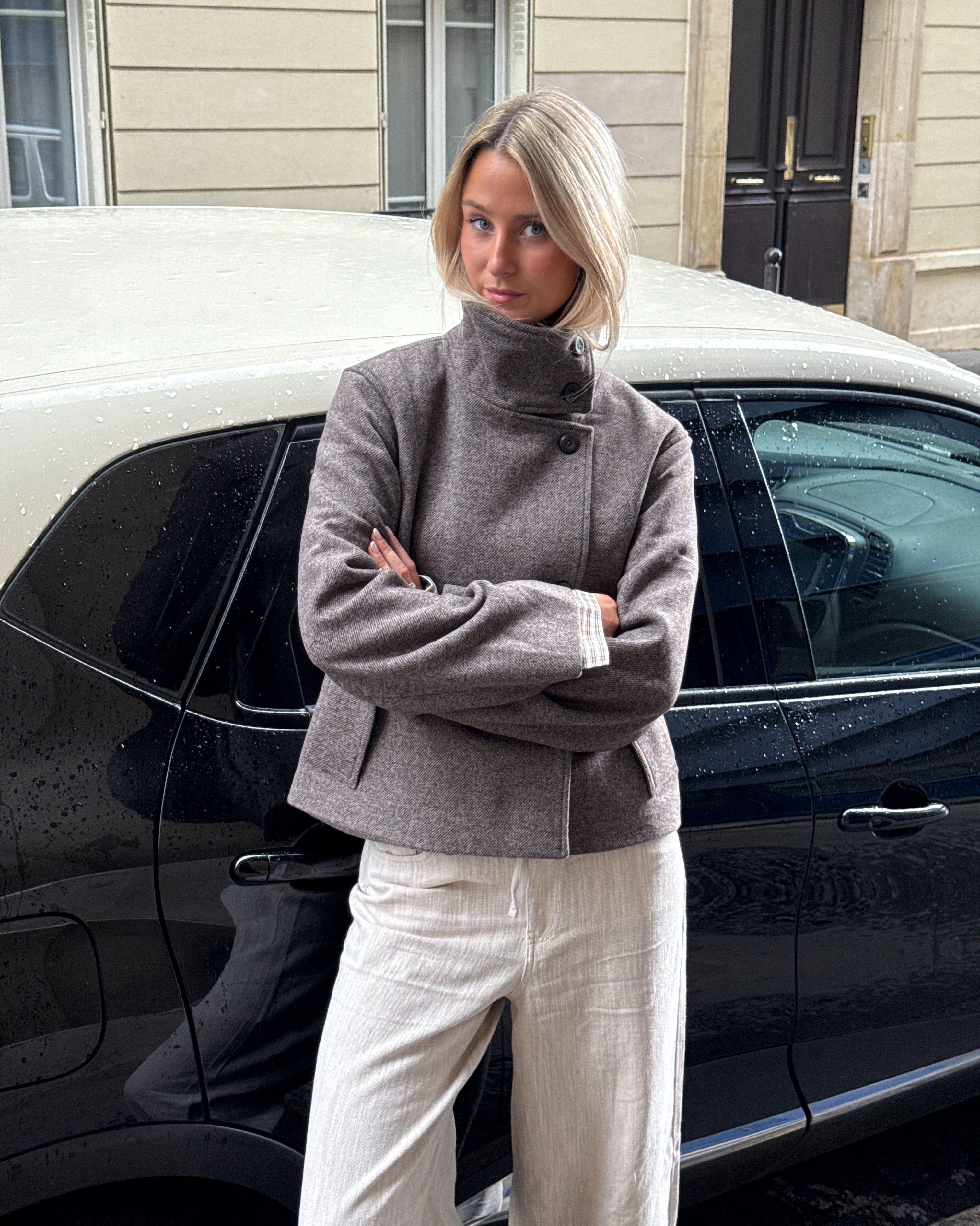 Modelbillede af RIKI jakke i brun. Fra BySofieSønderby
