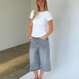 Modelbillede af FIFI t-shirt boatneck, hvid og MADDIE denim jorts, grå. Fra BySofieSønderby