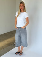 Modelbillede af FIFI t-shirt boatneck, hvid og MADDIE denim jorts, grå. Fra BySofieSønderby