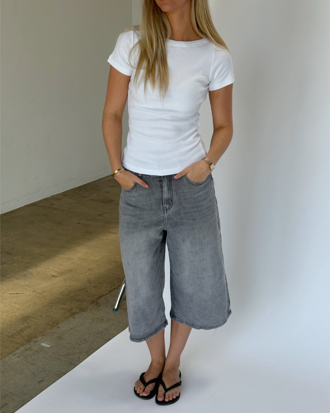 Modelbillede af FIFI t-shirt boatneck, hvid og MADDIE denim jorts, grå. Fra BySofieSønderby