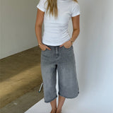 Modelbillede af FIFI t-shirt boatneck, hvid og MADDIE denim jorts, grå. Fra BySofieSønderby