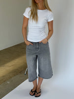 Modelbillede af FIFI t-shirt boatneck, hvid og MADDIE denim jorts, grå. Fra BySofieSønderby