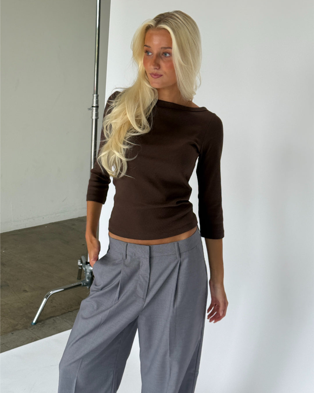 Modelbillede af brun FIFI boatneck top. Fra BySofieSønderby