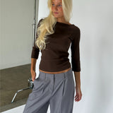 Modelbillede af brun FIFI boatneck top. Fra BySofieSønderby
