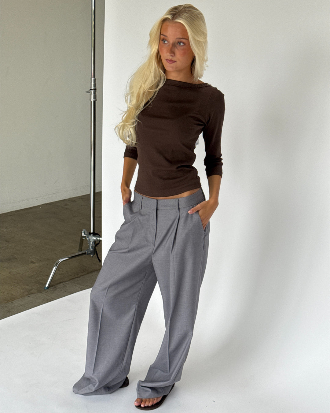 Modelbillede af brun FIFI boatneck top. Fra BySofieSønderby