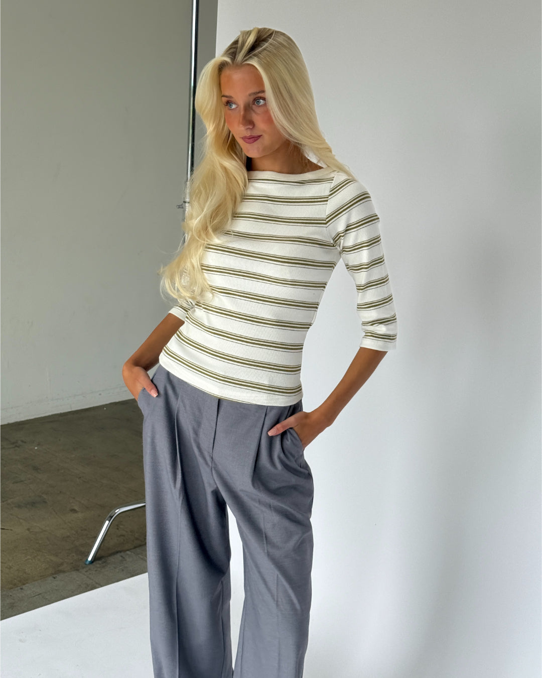 Modelbillede af hvid-grøn stribet FIFI boatneck top. Fra BySofieSønderby