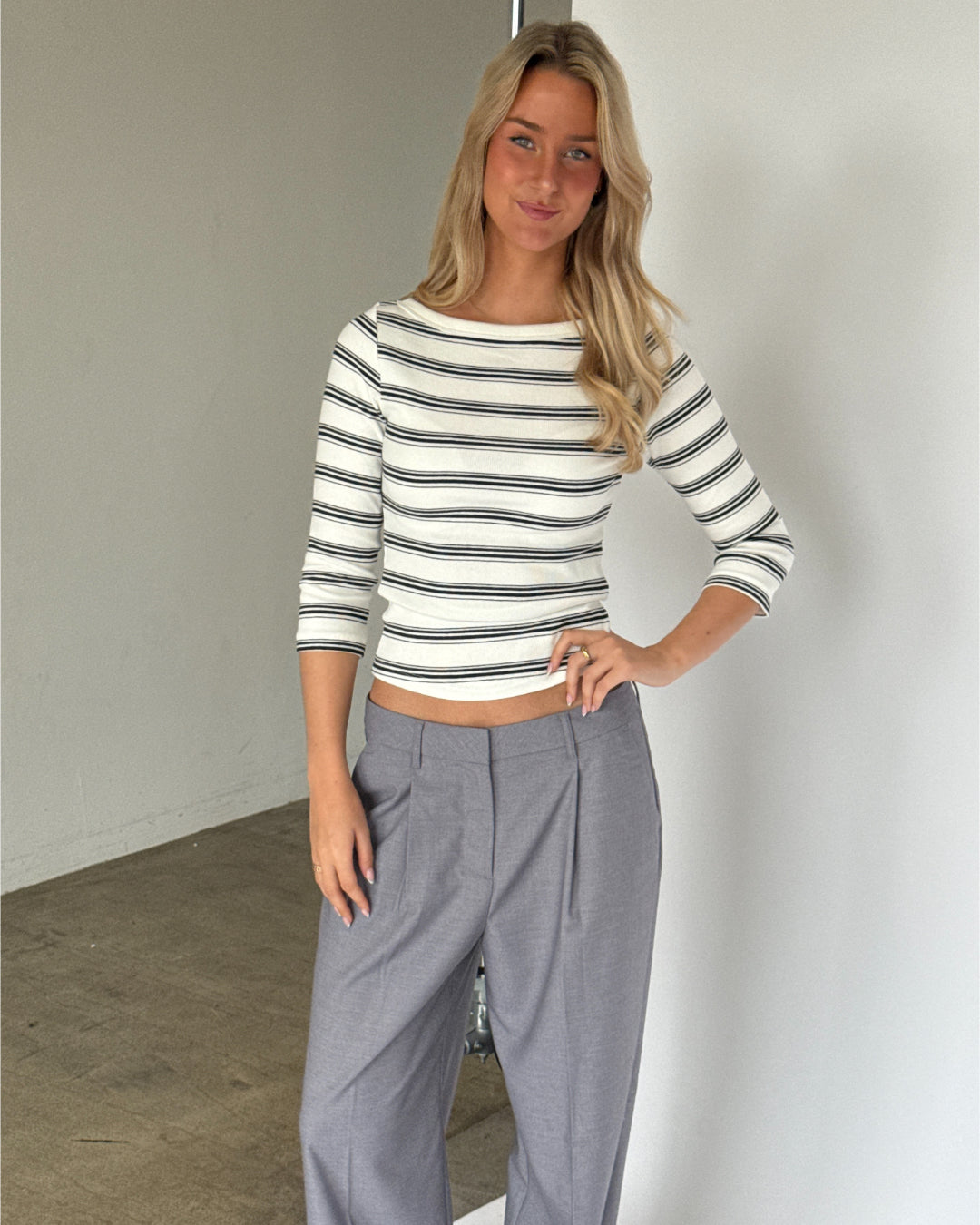 Modelbillede af hvid-sort stribet FIFI boatneck top. Fra BySofieSønderby