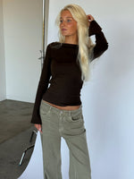 Modelbillede af FIFI boatneck med lange ærmer i brun. Fra BySofieSønderby