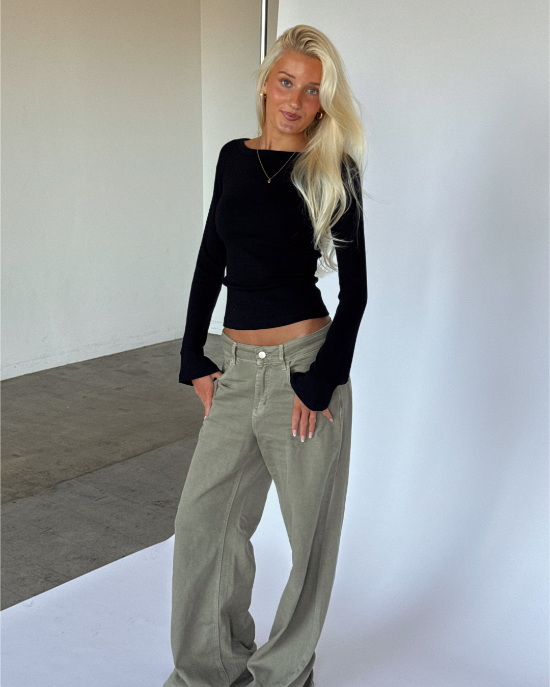 Modelbillede af FIFI boatneck med lange ærmer i sort. Fra BySofieSønderby