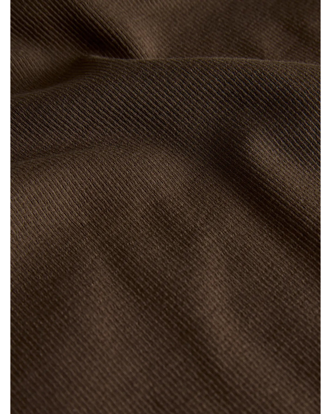 Detaljebillede af brun FIFI boatneck t-shirt. Fra BySofieSønderby