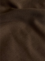 Detaljebillede af brun FIFI boatneck t-shirt. Fra BySofieSønderby