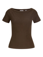 Produktbillede af brun FIFI boatneck t-shirt . Set forfra. Fra BySofieSønderby