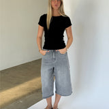 Modelbillede af FIFI t-shirt boatneck, sort og MADDIE denim jorts, grå. Fra BySofieSønderby