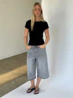 Modelbillede af FIFI t-shirt boatneck, sort og MADDIE denim jorts, grå. Fra BySofieSønderby