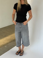 Modelbillede af FIFI t-shirt boatneck, sort og MADDIE denim jorts, grå. Fra BySofieSønderby