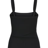 Sort ribstrikket tanktop med brede stropper, uden mønster eller dekorationer. Placeret mod en neutral hvid baggrund, hvilket fremhæver tøjets enkle og stilfulde design.