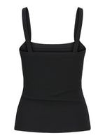 Sort ribstrikket tanktop med brede stropper, uden mønster eller dekorationer. Placeret mod en neutral hvid baggrund, hvilket fremhæver tøjets enkle og stilfulde design.