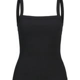 Sort tanktop med tynde stropper, uden dekoration, på hvid baggrund.